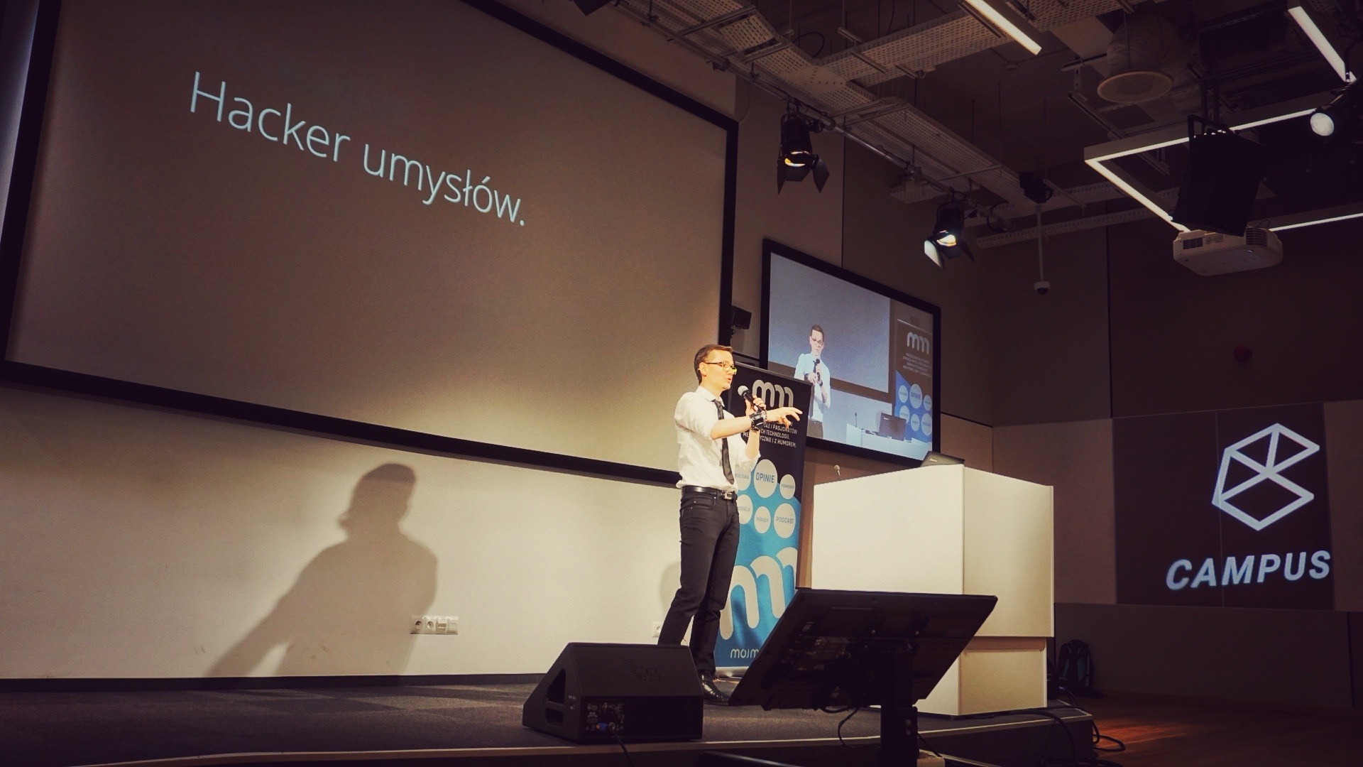 Ludwik C. Siadlak presenting 'Hacker Umysłów' keynote at CAMPUS conference